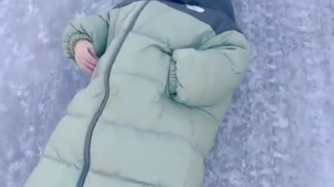 Gentleman is sleep the snow ❄️
