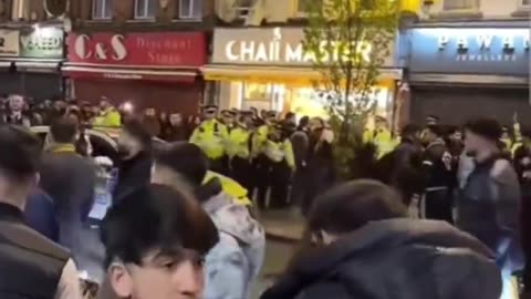 Islamic crowd in London throws objects and forces British police to retreat.