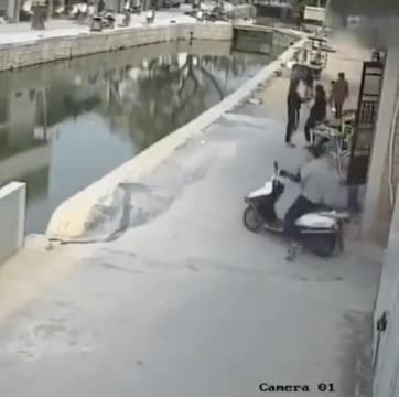 Idiot In A Bike - Dashcam OF The Day 138