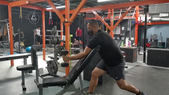 Biceps apoyado en la banca incliada agarre neutro