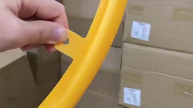 Remove the tire protective sleeve, and remove the tire of the mechanic.