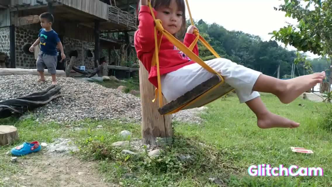 OMG ride the swing alone
