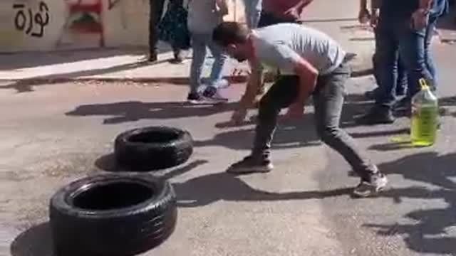 Beirut financial crisis, Angry depositors blocked roads, set fire to tyres and threw glass bottles