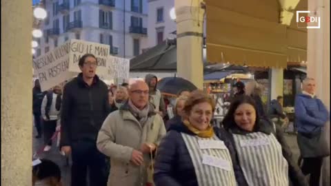 Novara, manifestanti No Green Pass sfilano vestiti da deportati nei lager nazisti