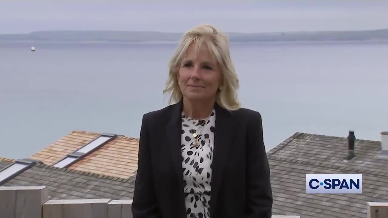 REPORTER to Jill Biden : "Can you explain the message on the back of your jacket?" asks ( Flotus )