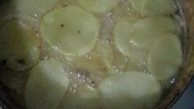 How to fry potatoes at the end of the night and the atmosphere is cold
