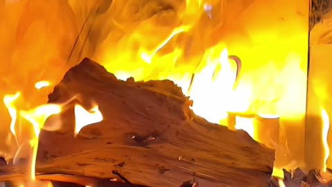🔥 Intensives Feuer: Brennender Holzscheit im Closeup 🔥