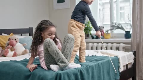 Kids playing a cute cat 😸