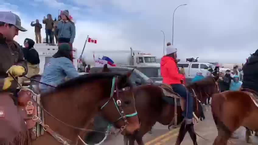 🇨🇦Hundreds of cowboys have now turned up to support the Canadian truckers. No wonder Trudeau and the regime are worrying. This is a full blown UPRISING!