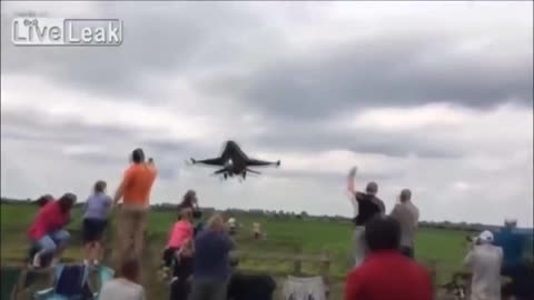 Plane almost got people 😳🤯
