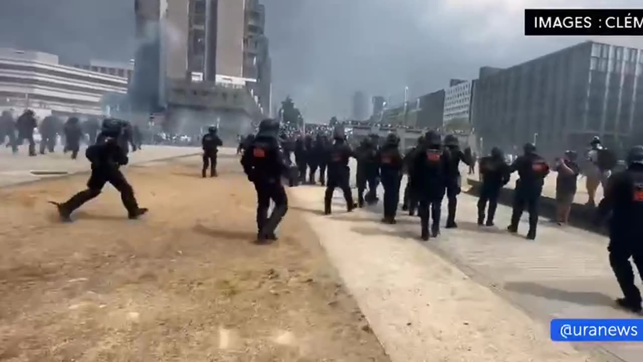 Rewolucja Francuska trwa. 40 000 francuskich policjantów rozmieszczono, gdy w całym kraju trwają