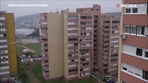 Neustrašivi "nebeski hodači" na visini od 40 metara između dva nebodera