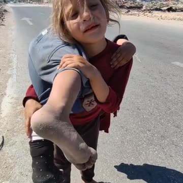 ⚡️A displaced girl from Gaza carries her wounded sister and walks with her for 2 kilometers.