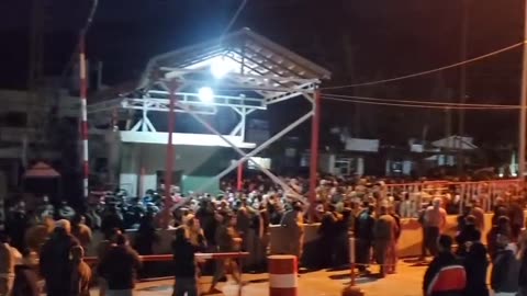 Syrians line up at the border of Masnaa into Lebanon