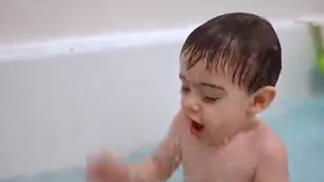 Baby sees bath bomb for the first time .. (HIS REACTION 😳)