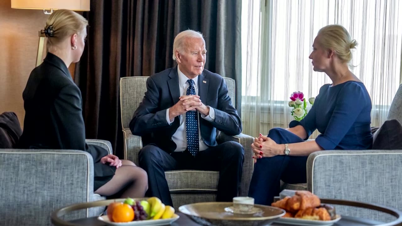 Biden meets with Navalny's wife and daughter