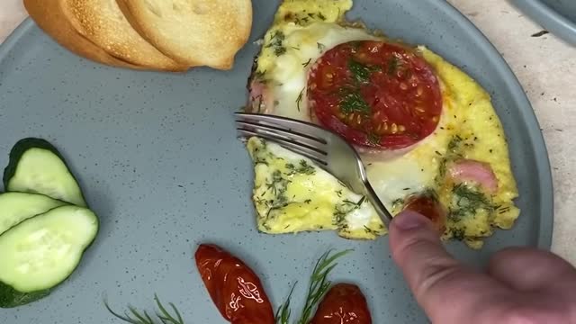 Fried eggs with fried suluguni and tomatoes