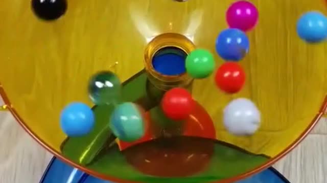 Arrange the colorful balls in rotation from top to bottom