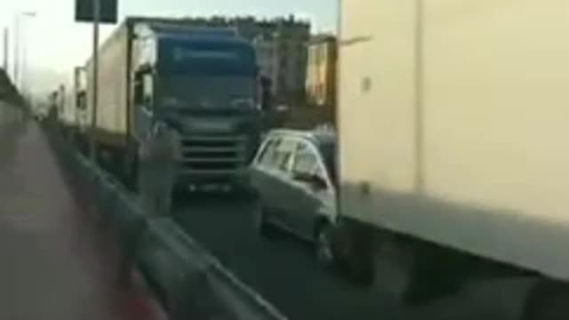 ECHOES AROUND THE WORLD-Blockade Genoa Italy protest va mandate