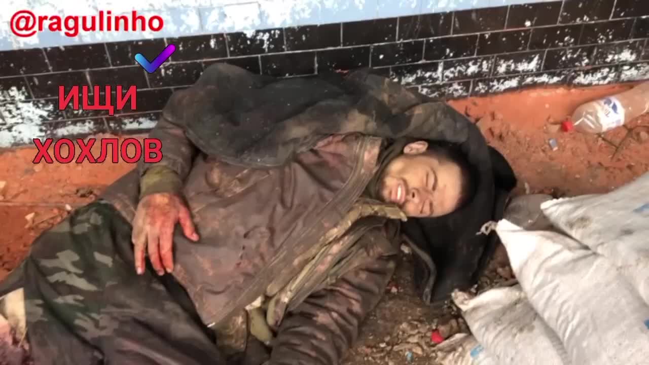 Ukraine War - Russian soldiers are looking for the leg of a Ukrainian tanker (Graphic)