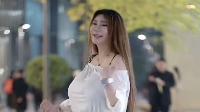 The young lady in high heels shows the charm of the goddess