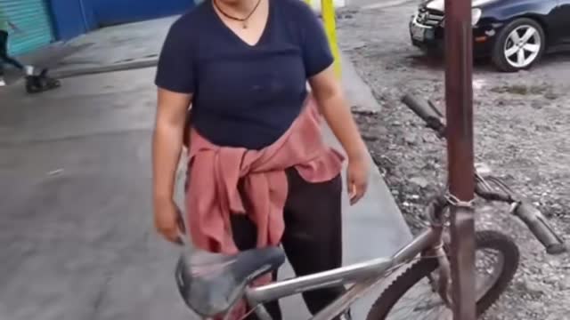 Se quedó sin bicicleta 😅🤣✨