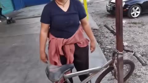 Se quedó sin bicicleta 😅🤣✨