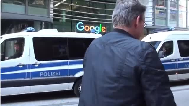 Google ein Spionage Konzern der USA Rüdiger Hoffmann vor der Google Zentrale in Hamburg 12.10.2021