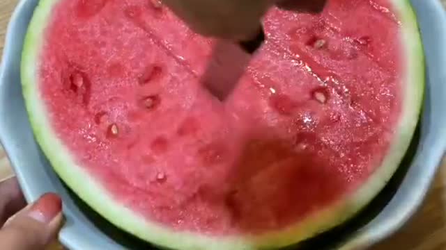 Prepare a watermelon for the working day, I teach you how to quickly cut a watermelon