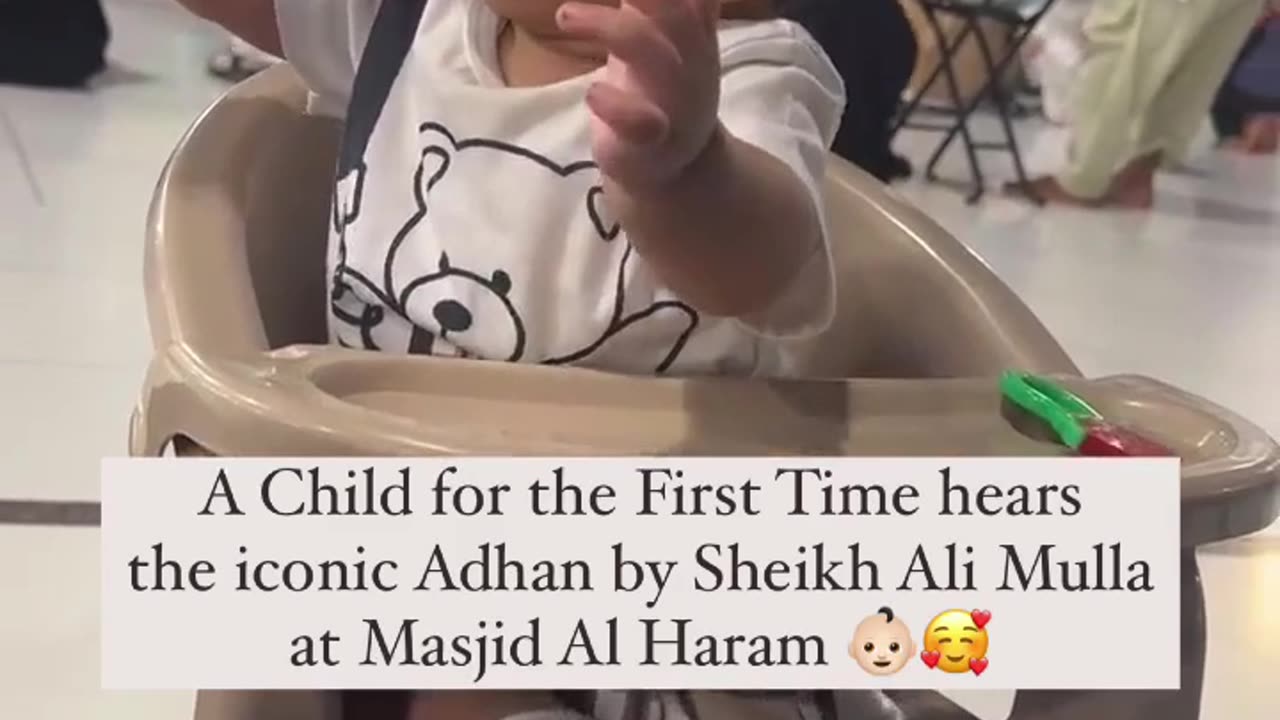 Child Hears the Iconic Adhan by Sheikh Ali Ahmed Mullah at Masjid al-Haram for the First Time