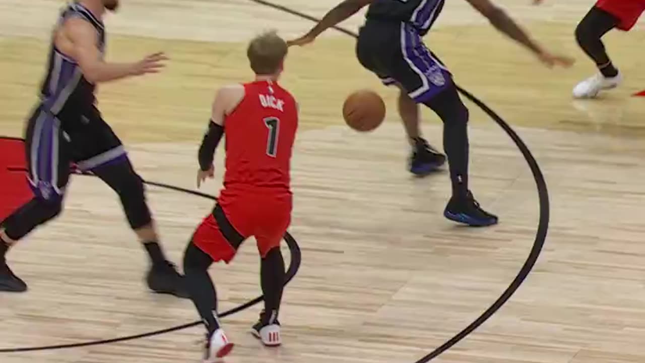 Dick Dazzles with No-Look Pass! (Kings vs. Raptors)