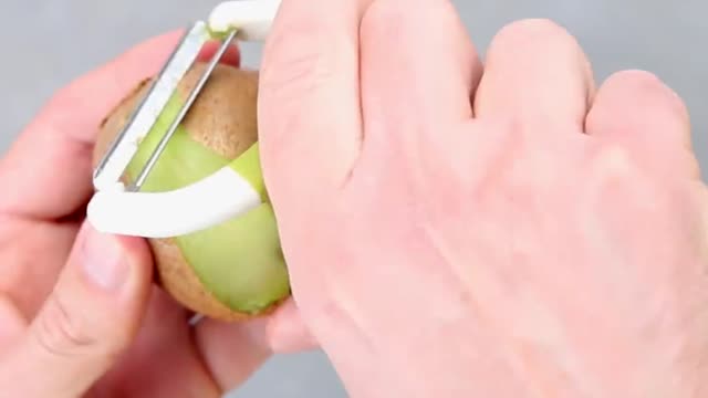 Γευστικο κοκτέιλ με φραουλες και ακτινιδι&omic