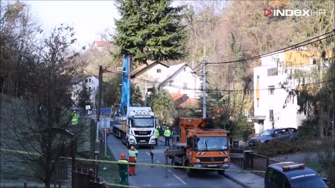 Iz svog dvorišta donirao 20-metarski bor za glavni gradski Trg