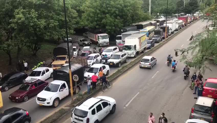 Marcha contra la Reforma Tributaria avanza por la autopista Floridablanca-Bucaramanga