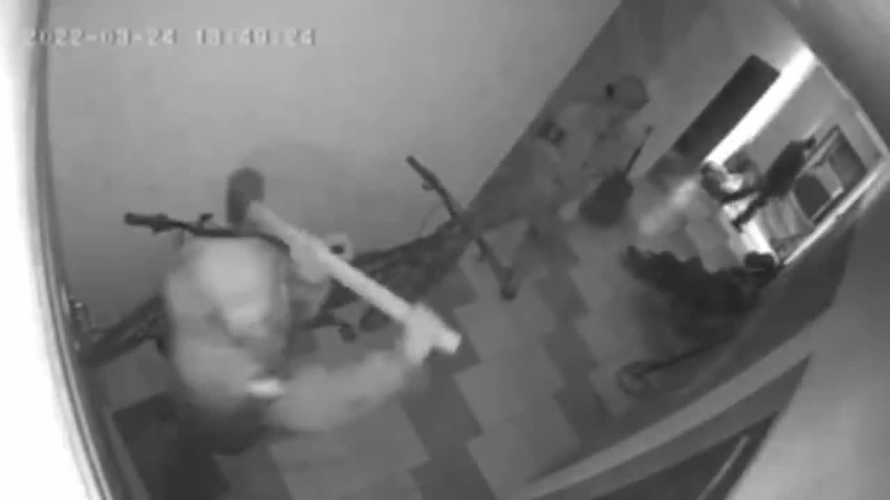 Russian "army" of looters surrounds an apartment in Irpen