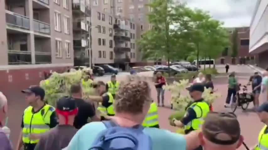 Dutch Police Brutally Assault Farmers, Then Are Pushed Back After The Crowd Unites Against Them