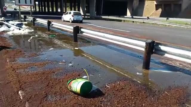 Truck loses cooking oil load on N4