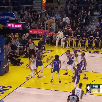 NBA - Steph Curry with the reverse layup HIGH off the glass 😤 76ers-Warriors