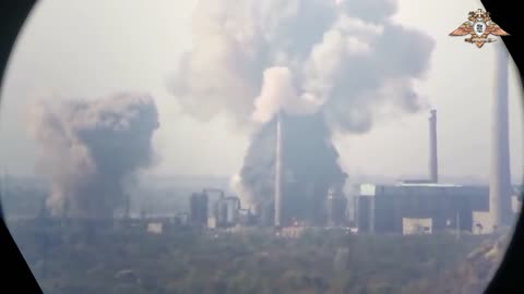 💥 Footage of the Russian Air force dropping a couple of FABs on the chemical plant in Avdeevka.