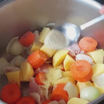 Mouthwatering Potato and chicken soup for this autumn #soup #food #potato #chicken #howto #recipe