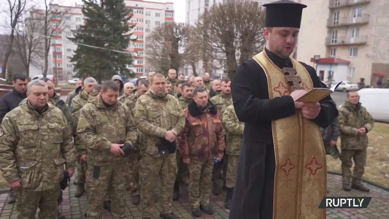 Ukraine: Civilian fighters receive blessing before heading to frontline Russia Ukraine