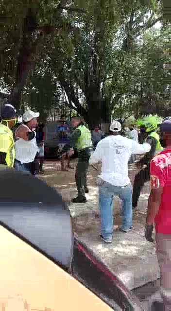 [Video] Policía y mototaxista protagonizan pelea en plena vía