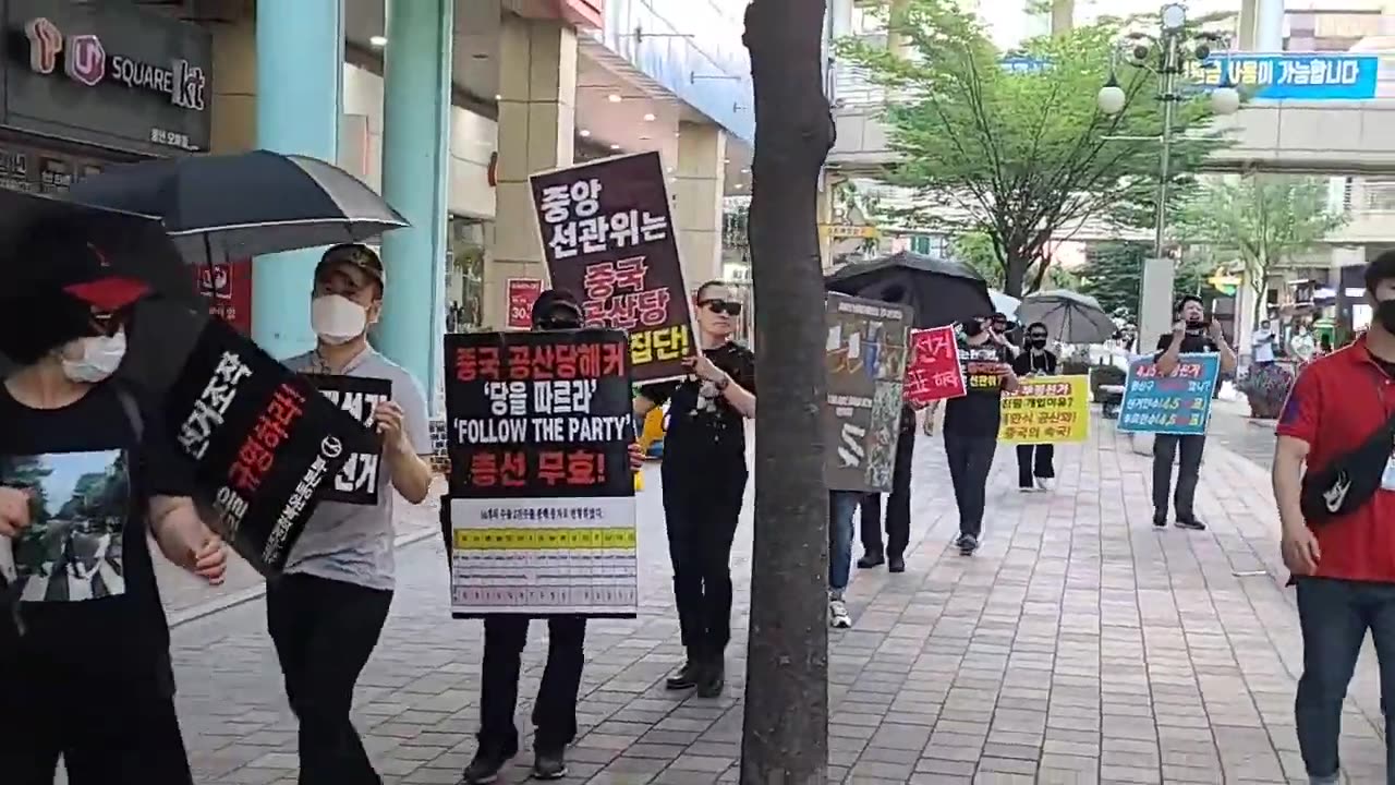 20200702_V3_S02(Ui1CKu10dGw)일요일에 열린 일산 라페스타 블랙시위 거리행진, 방해꾼이 출현하지만