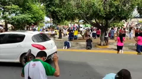 fazendo oração na praça o povo brasileiro