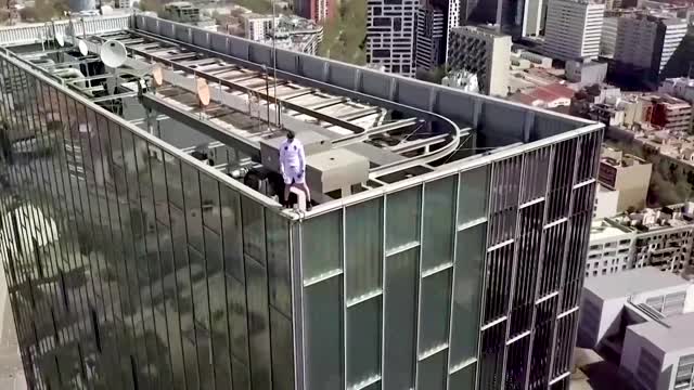 Free climber scales one of Europe's tallest skyscrapers