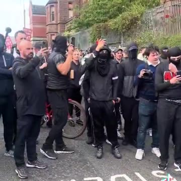 Islamist show of force in Liverpool. Police no where to be seen 😡