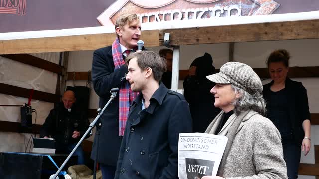 Es reicht Demo in Berlin, Sophia-Maria Antonulas, Hendrik Sodenkamp, Anselm Lenz (DW)