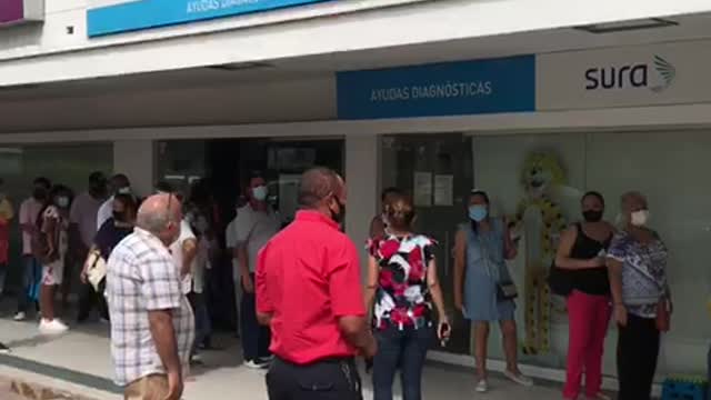 Masiva asistencia a puntos de vacunación en Cartagena