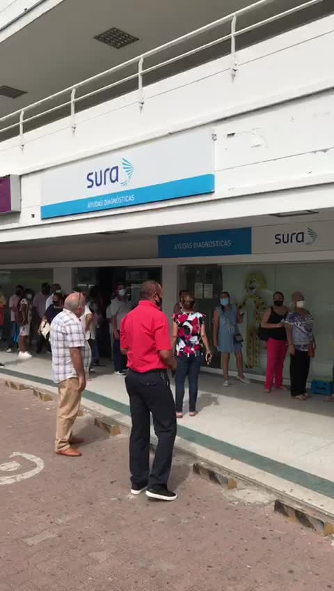 Masiva asistencia a puntos de vacunación en Cartagena