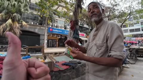 Head massage in streets in india for foreigner